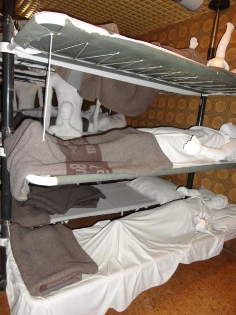 A legsúlyosabb időszakokban, már a pincében emeletes ágyon feküdtek a betegek